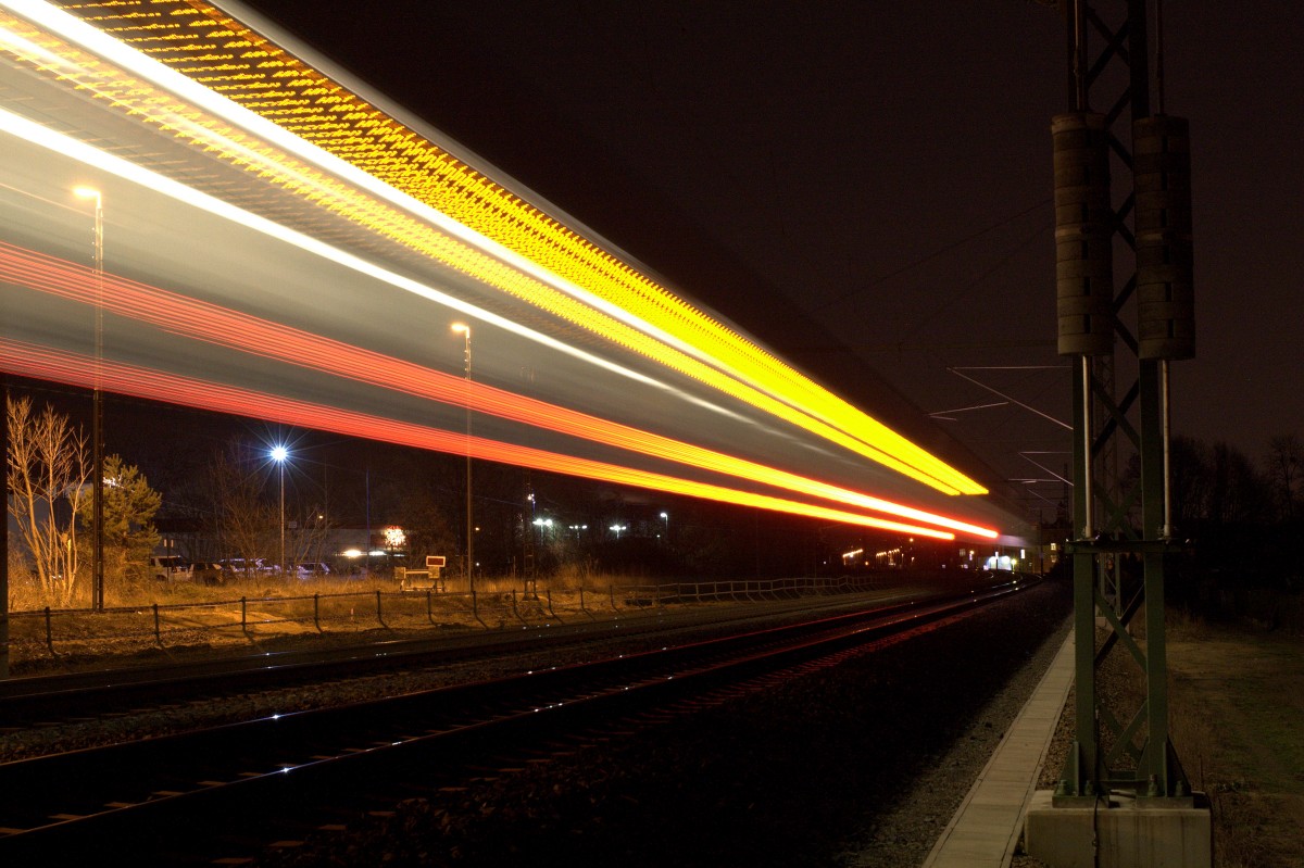 Vorbeifahrt S1 zu spter Stunde.  19.03.2014  21:25 Uhr