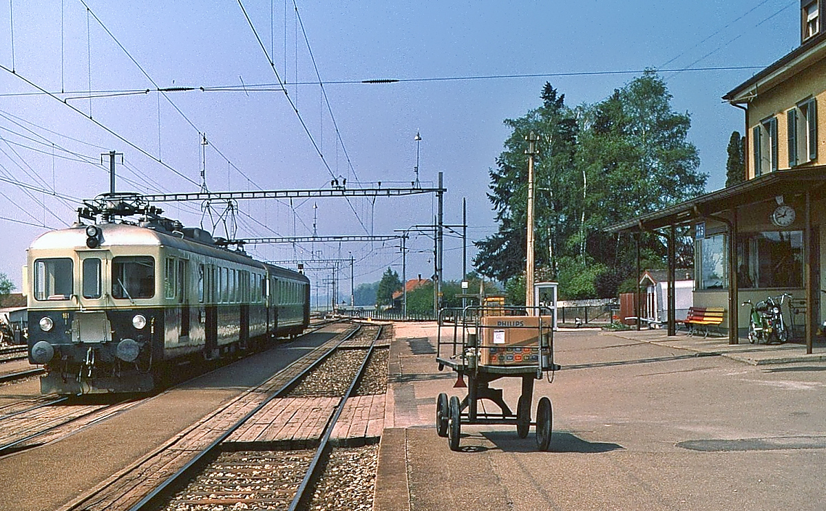 Vorgänger der heutigen Transports publics fribourgeois Holding (TPF) war neben der Transports en Commun de Fribourg S.A. (TF) die Chemins de fer fribourgeois Gruyère–Fribourg–Morat (GFM). Von den Normalspurtriebwagen der GFM habe ich nur im Mai 1980 einige Aufnahmen bei einem kurzen Zwischenstopp in Ins gemacht: Der ABDe 4/4 161 wurde 1946 in Dienst gestellt und 2011 ausrangiert.
