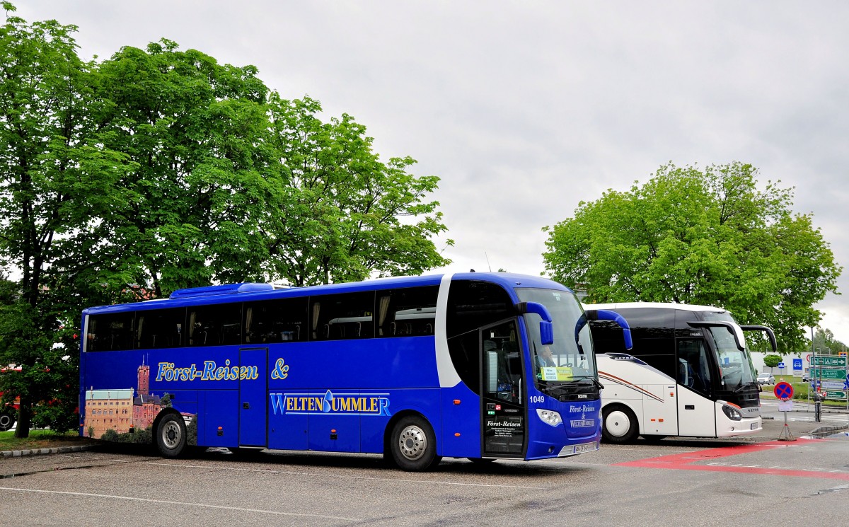 Vorne der Scania Omni Express von F�rst Reisen aus Deutschland und dahinter ein Setra 515 HD aus Nieder�sterreich am 16.Mai 2014 in Krems.