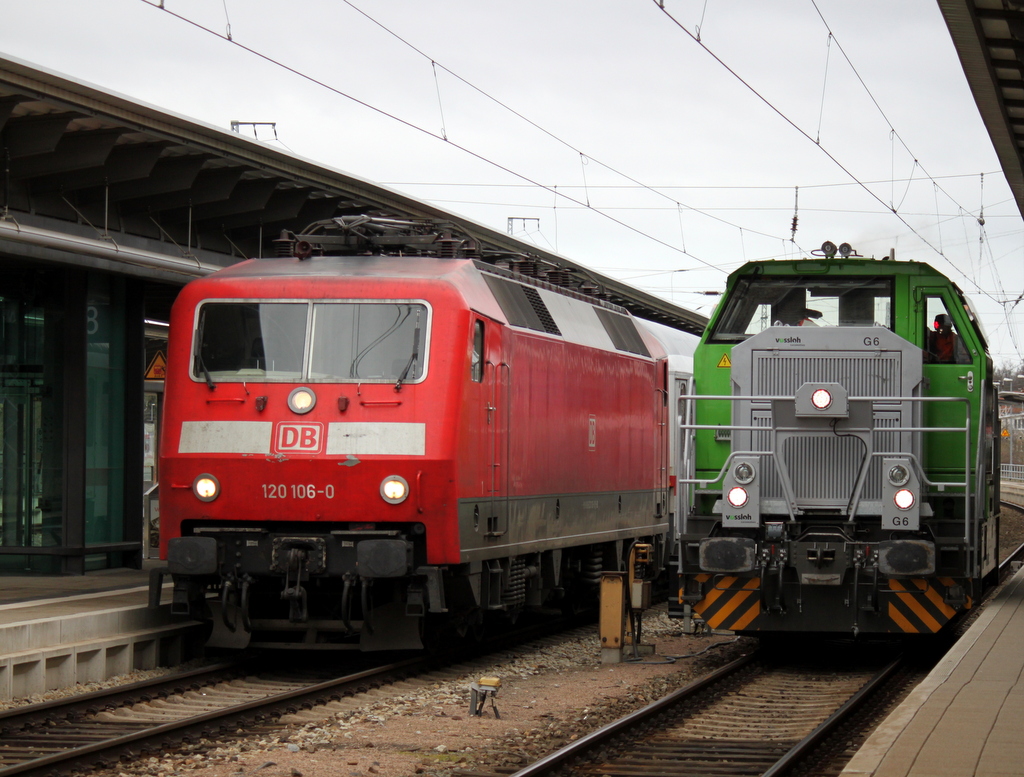 Vossloh-Lok G6(650 114-8)bei der Durchfahrt im Rostocker Hbf.neben an stand 120 106-0 mit IC2409 von Rostock Hbf nach Kln Hbf.16.03.2014