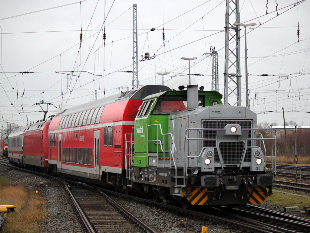 Vossloh-Lok G6(650 114-8)+DB-Regio Doppelstockwagen hatte als Anhang noch 101 120-4 beim Rangieren im Rostocker Hbf.05.01.2014