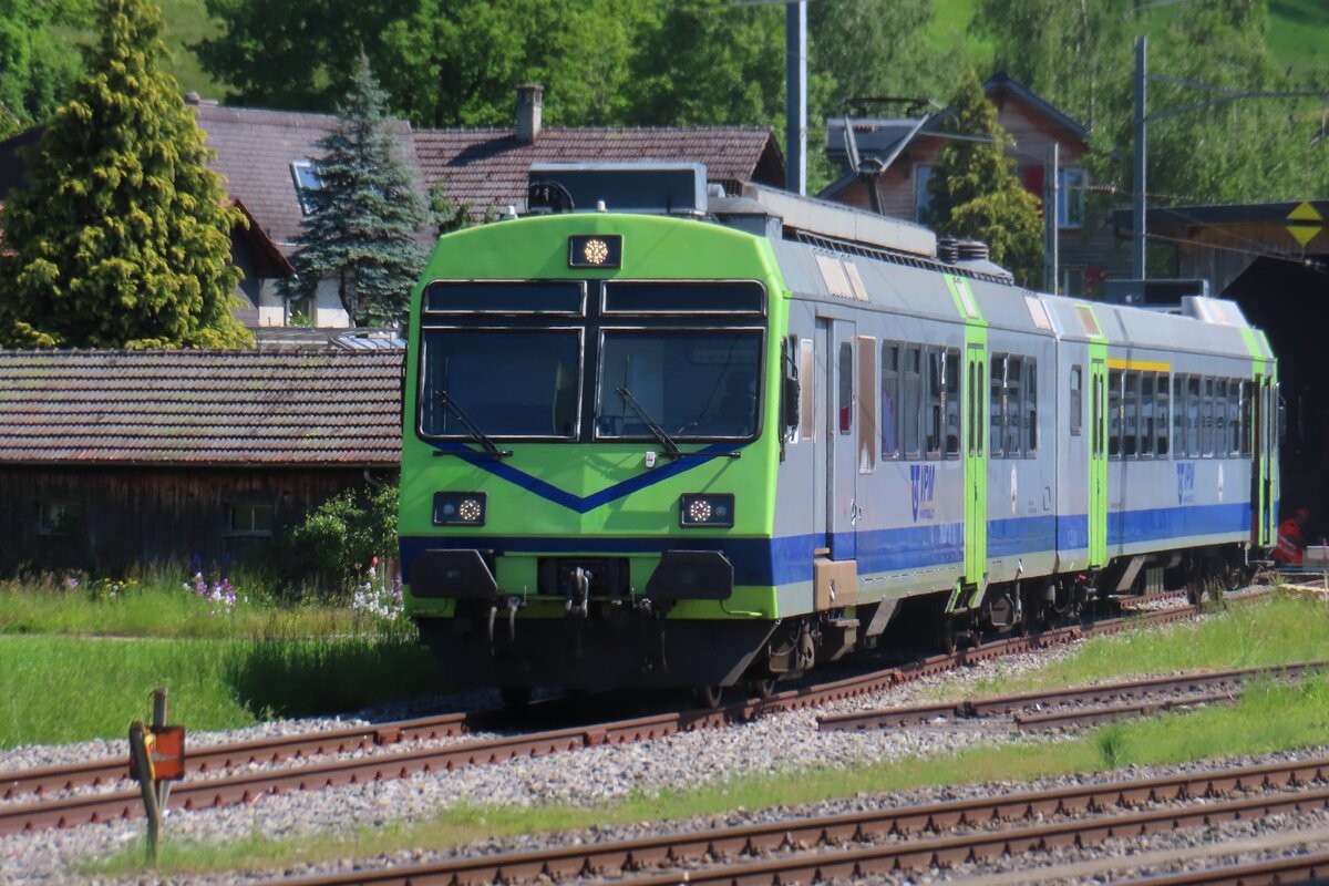 VPM 566 241 steht am 18 Mai 2025 ins Bahnhof von S�miswald-Gr�nen und tragt noch die BLS-Farben. Einige Monate zufor hatten die BLS die letzte Triebz�ge der Reihe 566 ausgem�sterd und die 566 241 an die VPM geschenckt.