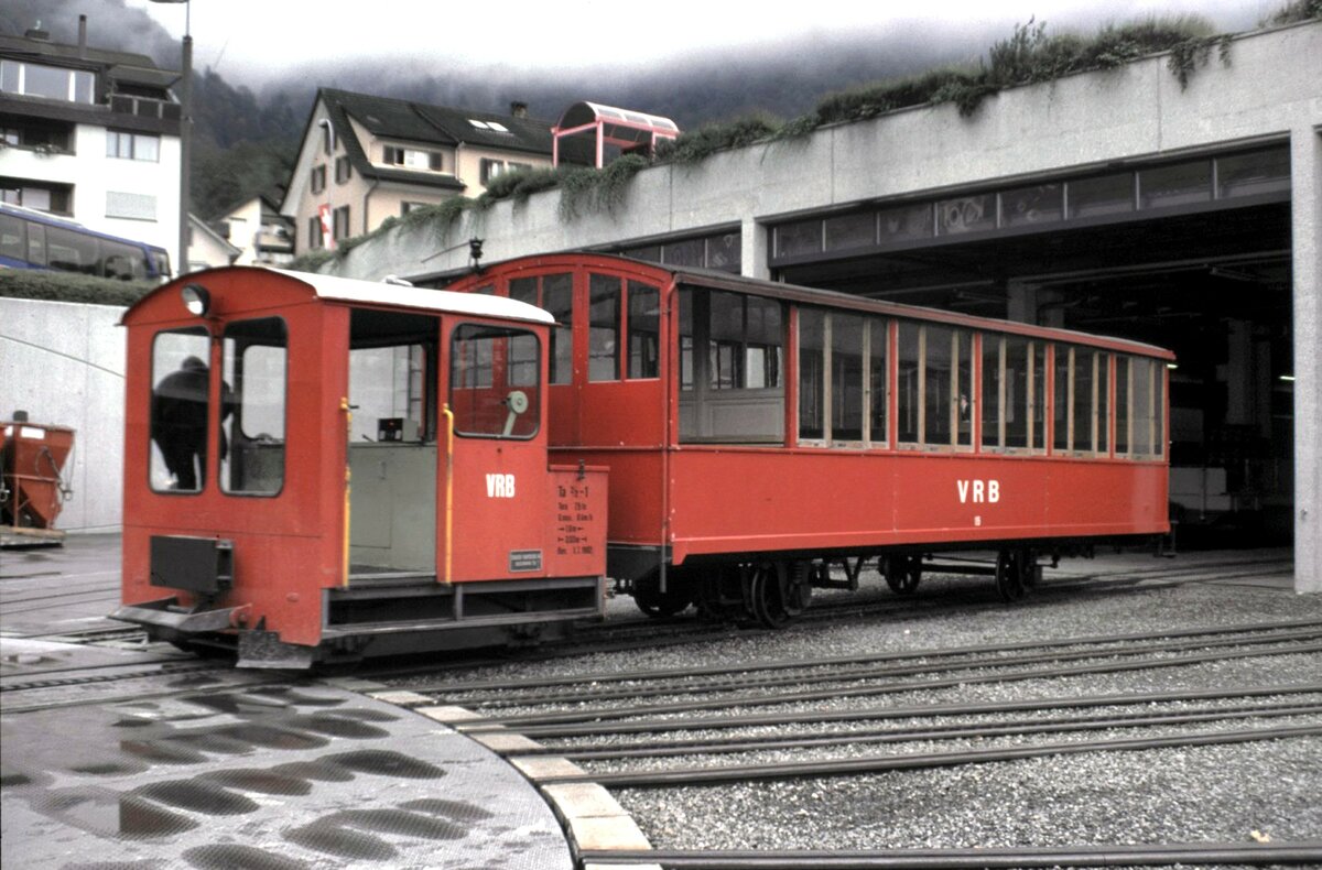 VRB Schienentraktor Ta 2/2 Nr.1 in Vitznau am 28.08.1999. Der Akku-Triebwagen geh�rt zur Zahnrad-Bahngesellschaft der Rigibahnen; er wird aber nur im Depot und beim Schiffsanleger eingesetzt und hat daher kein Zahnrad.