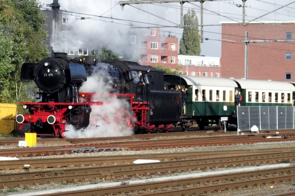 VSM 23 076 pendelt in Amersfoort an 17 Oktober 2014.