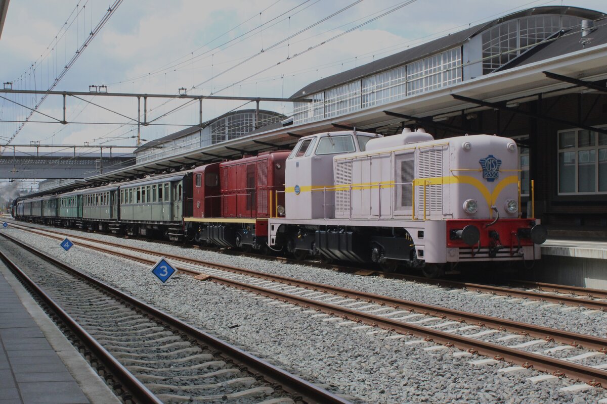 VSM 2530 treft mit ein Sonderzug am 8 Juni 2024 in Amersfoort ein.