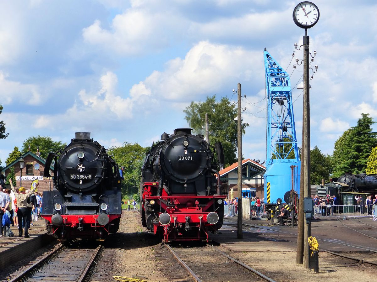 VSM Dampflok 23 071 und 50 3654-6 der VSM (veluwse Stoomtrein Maatschappij) Bahnhof Beekbergen 03-09-2017.

VSM stoomloc 23 071 en 50 3654-6 van de VSM (veluwse Stoomtrein Maatschappij) station Beekbergen 03-09-2017.