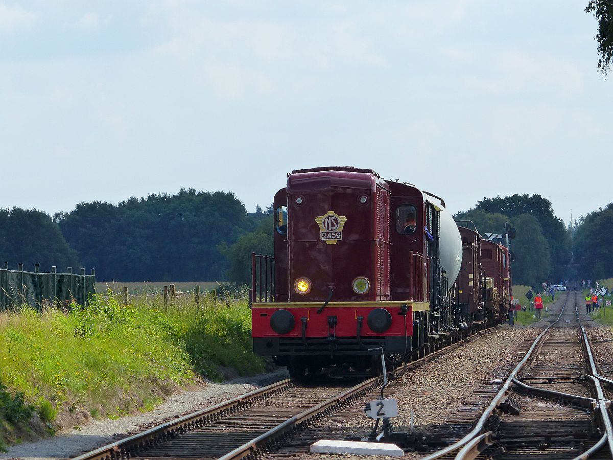 VSM dieselloc 2459 ankunft Beekbergen. Dampffest  Terug naar Toen  Beekbergen (Lieren) 03-09-2017. 


VSM dieselloc 2459 aankomst Beekbergen. Stoomtreinenfestival van de VSM (veluwse Stoomtrein Maatschappij)  Terug naar Toen  03-09-2017.