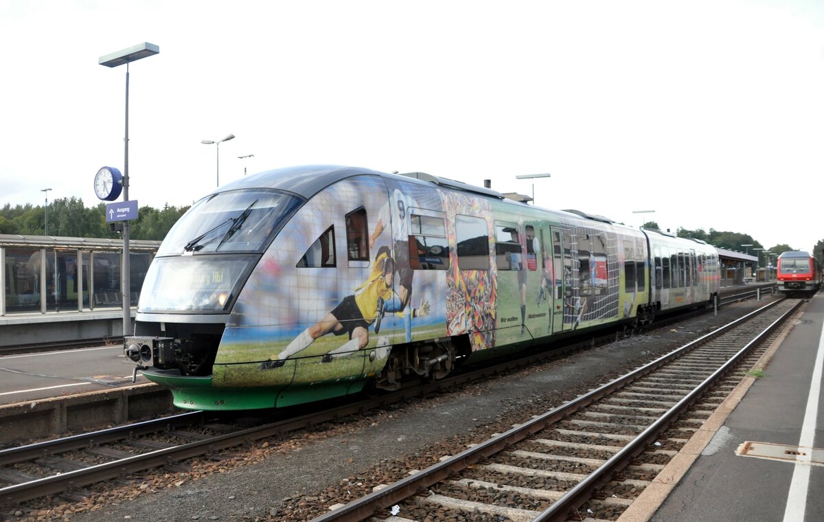 VT 04 der Vogtlandbahn in Marktredwitz mit Fu�ballwerbung am 07.09.2011.