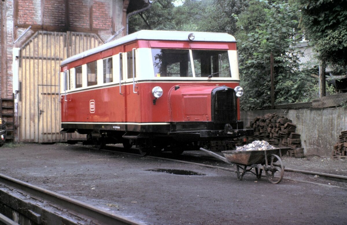 VT 1 Wismarer Schienenbus beim Öchsle in Ochsenhausen am 15.06.1987.