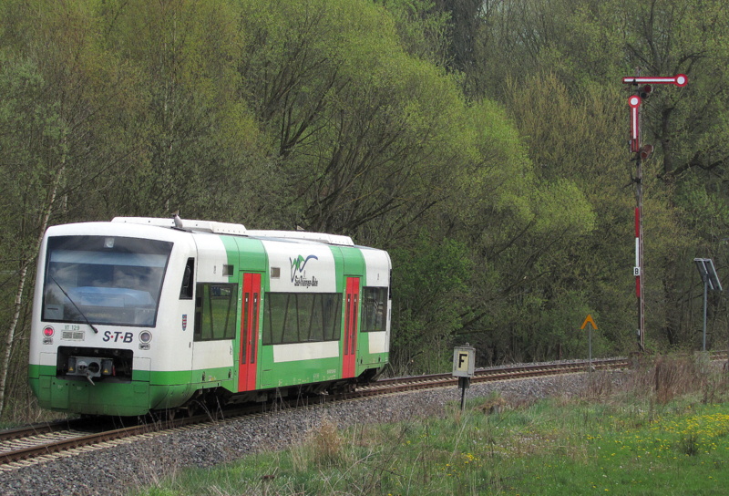 VT 129 der STB stand am 19.April.2014 am Einfahrsignal von Steinbach-Hallenberg.