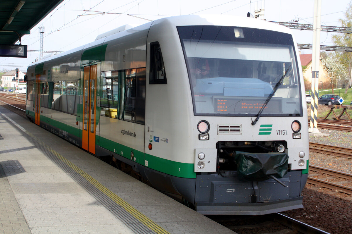 VT 151 der Vogtlandbahn als RB1 20807 / Os 17015 von Zwickau Zentrum kommend bei der Einfahrt in den Endbahnhof Sokolov am 9.4.24