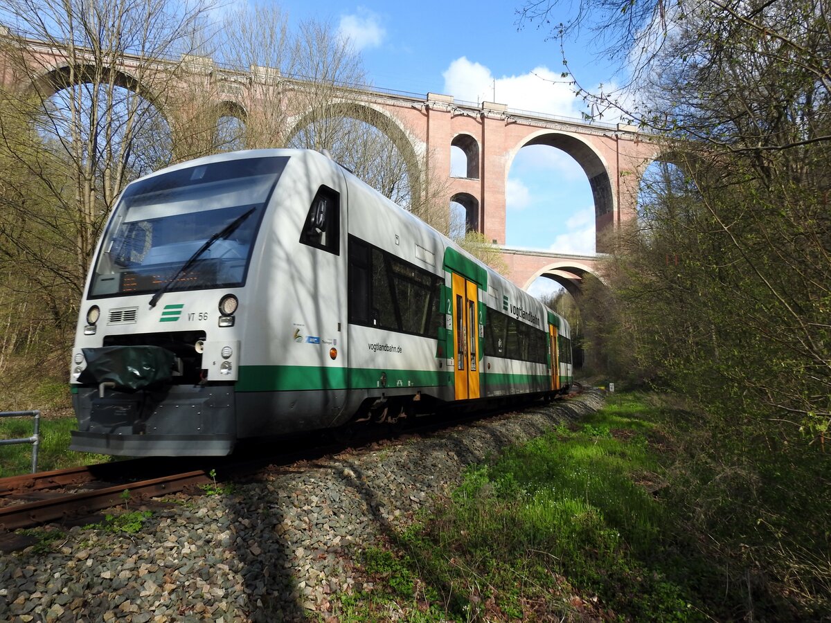 VT 56 der Vogtlandbahn f�hrt unter der Elstertalbr�cke durch, am 16.04.2017.