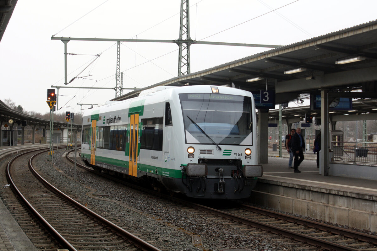 VT 563 der Vogtlandbahn verl�sst als RB5 mit ziel Kraslice den Bahnhof Plauen (Vogtl) ob Bf am 30.3.24
