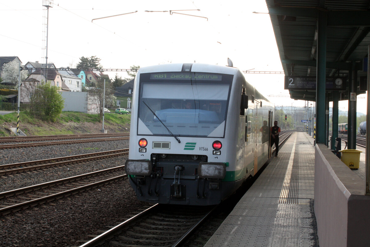 VT 566 der Vogtlandbahn / GW Train steht als RB1 (20810) mit ziel Zwickau Zentrum im Bahnhof Sokolov am 9.4.24