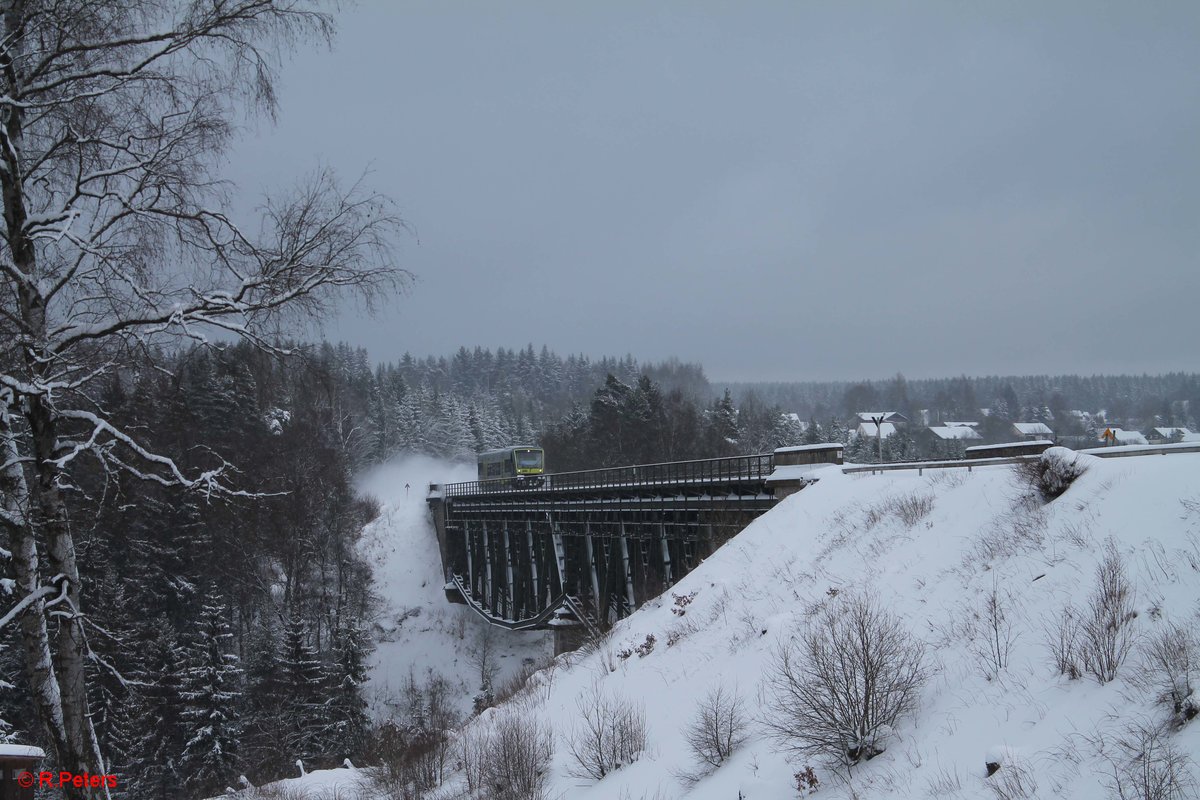 VT 650 737 als ag84552 Marktredwitz - Bad Rodach überquert das Viadukt über die Fichtelnaab bei Neusorg. 15.01.16