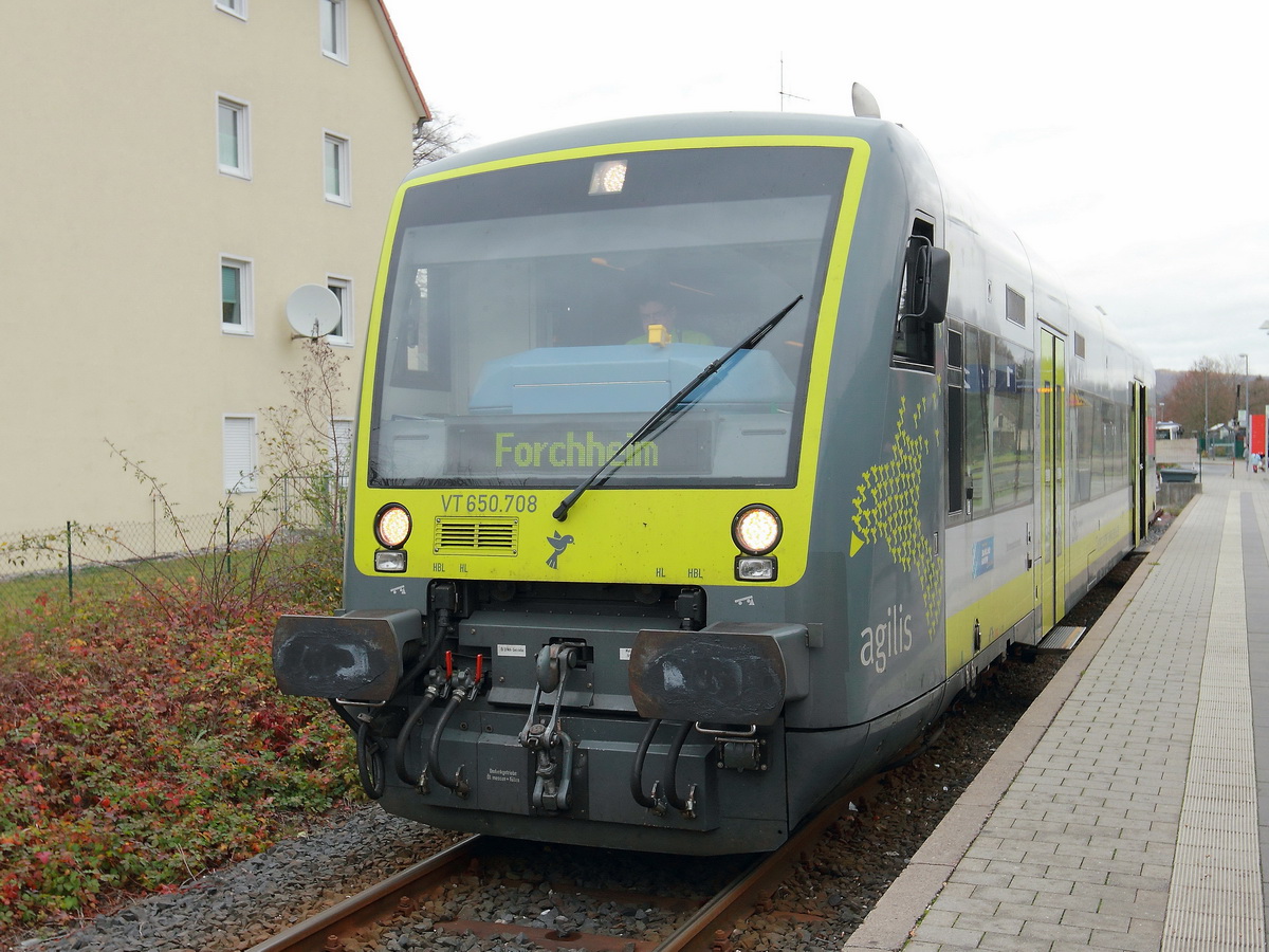 VT 650.708  (NVR-Nummer 95 80 0650 708-0 D-Agil) steht am 15. November 2015 in Ebermannstadt zur Abfahrt nach Forchheim (Oberfranken) bereit.

