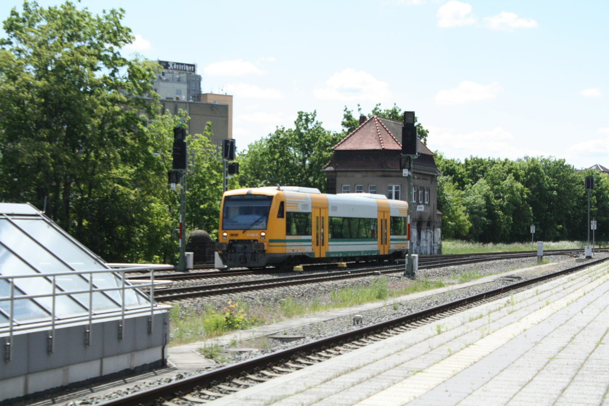 VT 650.72 der Vogtlandbahn f�hrt als RB4 von Weischlitz kommend in den Bahnhof Gera Hbf ein am 29.5.20