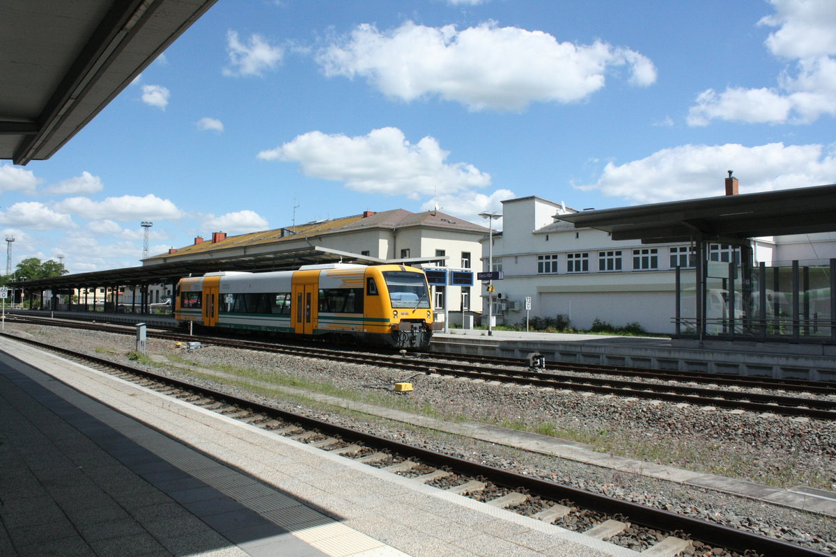 VT 650.72 der Vogtlandbahn verl�sst als RB4 mit ziel Weischlitz den Bahnhof Gera Hbf am 29.5.20