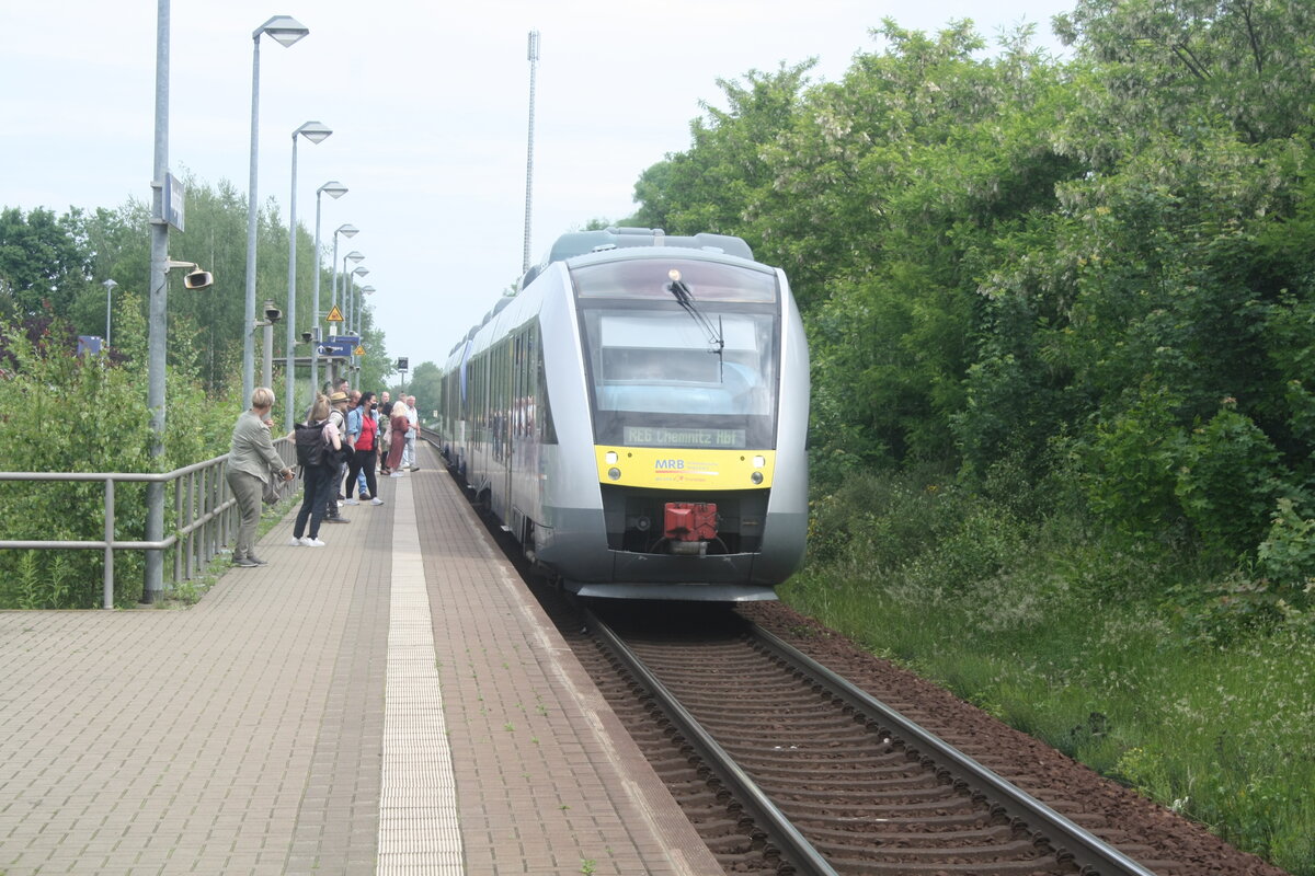 VT 702 und VT 648 298/798 im Bahnhof Burgst�dt am 4.6.22