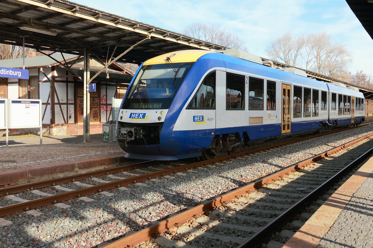 VT 802 (NVR-Nummer  9580 0 648 280-5 D-HEX) steht am 29. Januar 2016 im Bahnhof Quedlinburg.