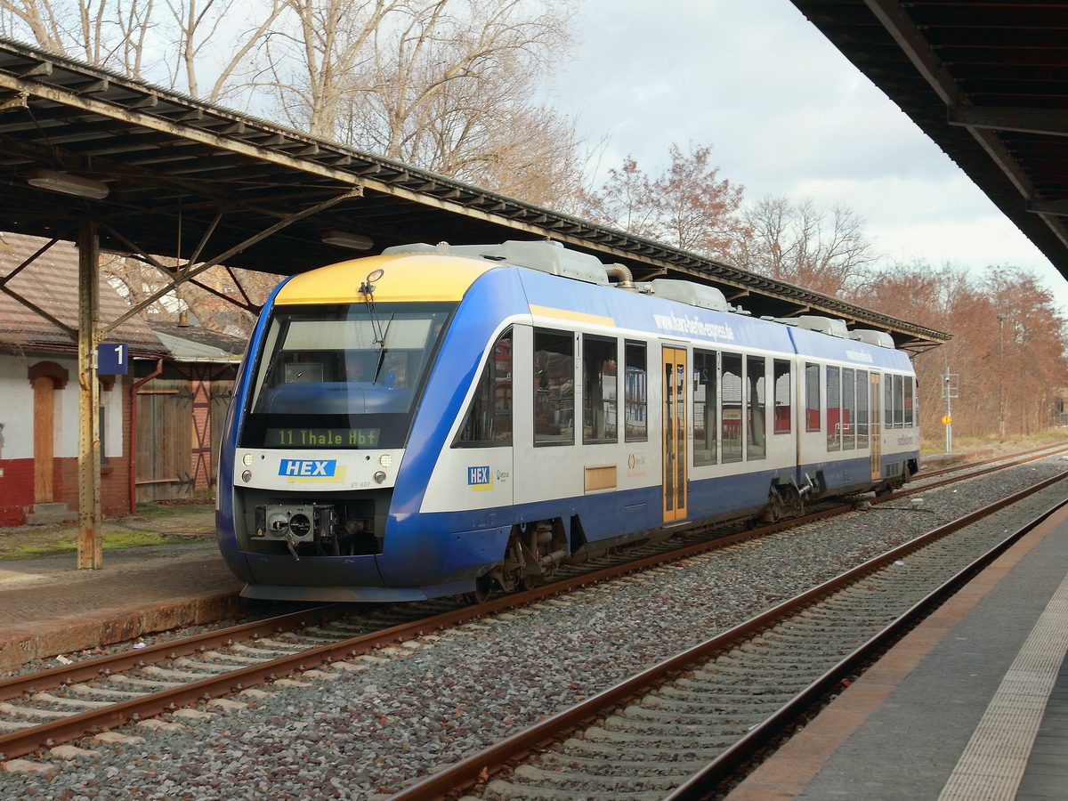 VT 807 (NVR-Nummer  9580 0 648 785-3 D-HEX) am 31. Januar 2016 bei der Einfahrt in den Bahnhof Quedlinburg.