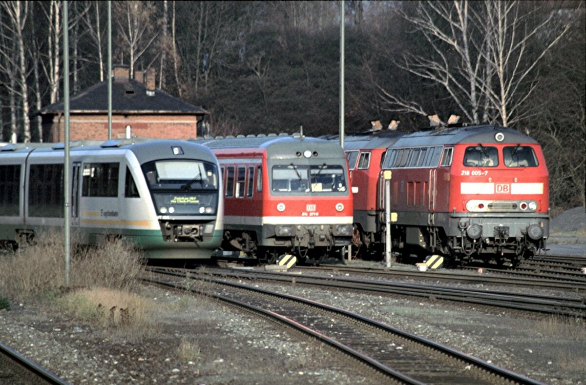 VT der Vogtlandbahn und 614 071-9 und 218 005-7 in Marktredwitz am 06.11.2002.
