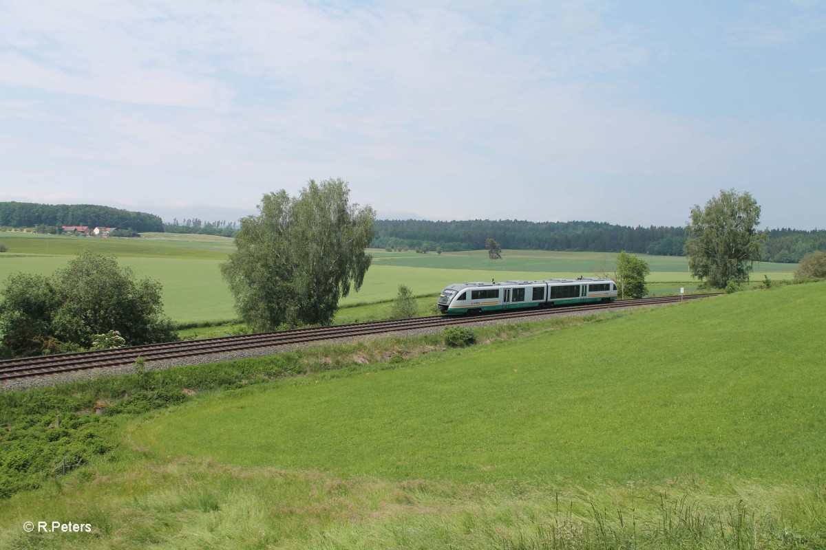 VT17 als OPB74265 Marktredwitz - Regensburg bei Letten kurz vor Reuth bei Rerbendorf. 07.06.15