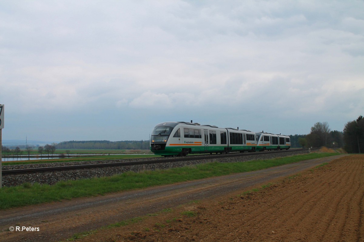 VT17  Schwandorf  + VT14  Stadt Neustadt an der Waldnaab  als VBG Regensburg - Marktredwitz bei Oberteich. 11.04.14