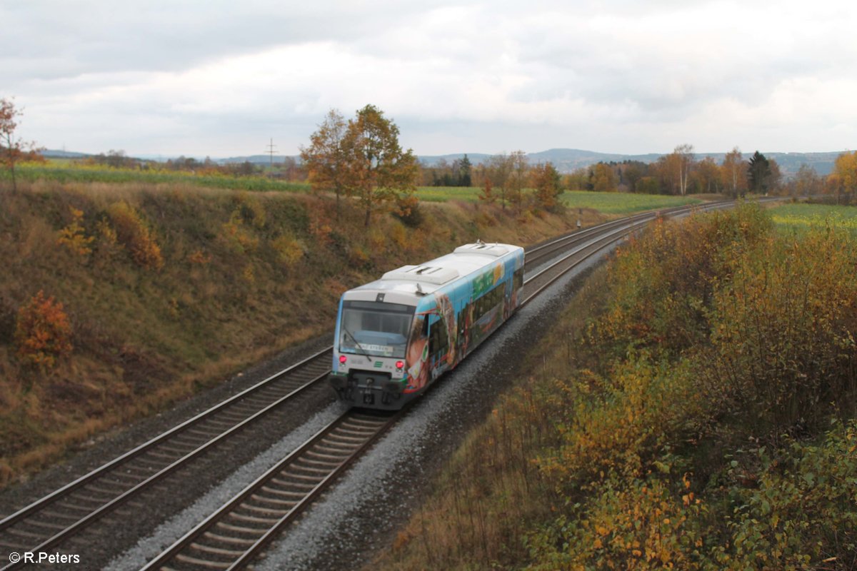 VT44 der Vogtlandbahn als Agilis Ersatz bei Unterthölau. 26.10.17