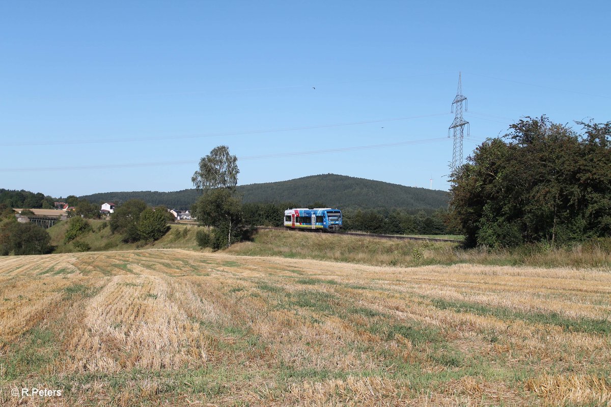 VT650 703 mit Werbung beim Viadukt bei Seuen als OPB 20882 nach Marktredwitz 31.08.16