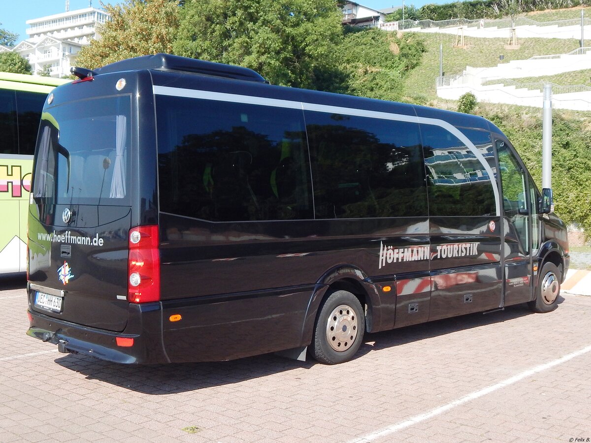 VW Crafter von Höffmann Touristik aus Deutschland im Stadthafen Sassnitz.