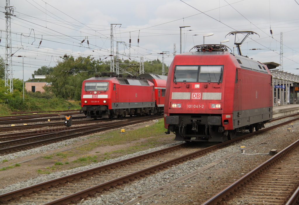 whrend 120 201 mit RE 4306(Rostock-Hamburg) Rostock Hbf verlassen konnte musste 101 041 noch bisschen warten.27.08.2016