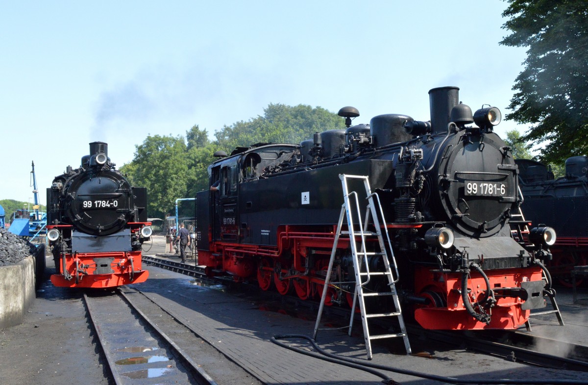 Während 99 1784-0 am Kohlebunker steht, wird 99 1781-6 für den nächsten Tag vorbereitet. So gesehen am 07.08.2015