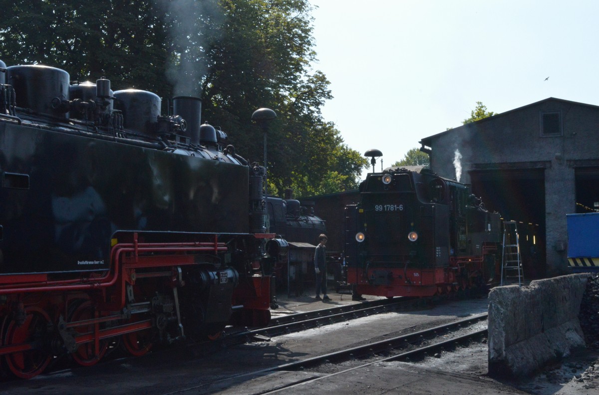 Während 99 1784-0 (Links) Wasserfasst, wird 99 1781-6 auf den Einsatz am nächsten Tag vorbereitet. Hier am 07.08.2015 im BW Putbus