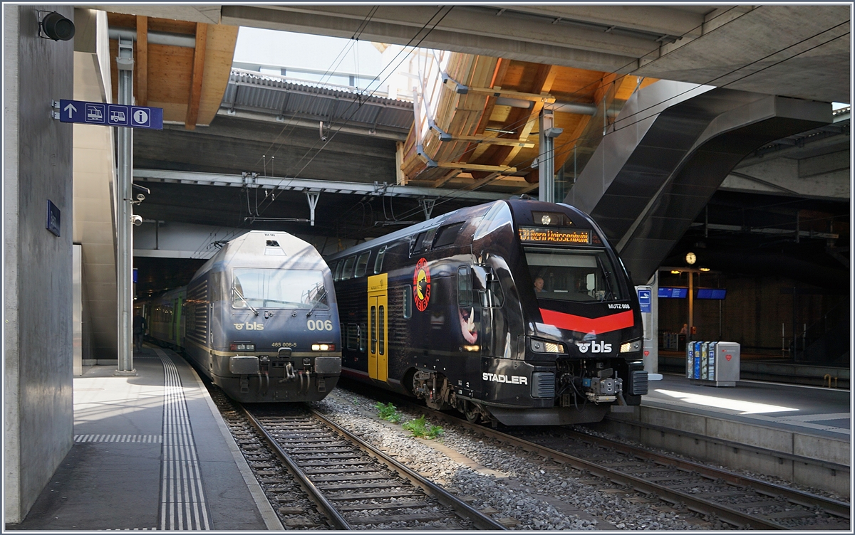 Während die BLS Re 465 006 in Bern mit ihrem RE nach La Chaux de Fonds auf die Abfahrt wartet, fährt der BLS  Werbe-Mutz  RABe 515 nach Weissenbühl gerade aus.

10. Aug. 2020