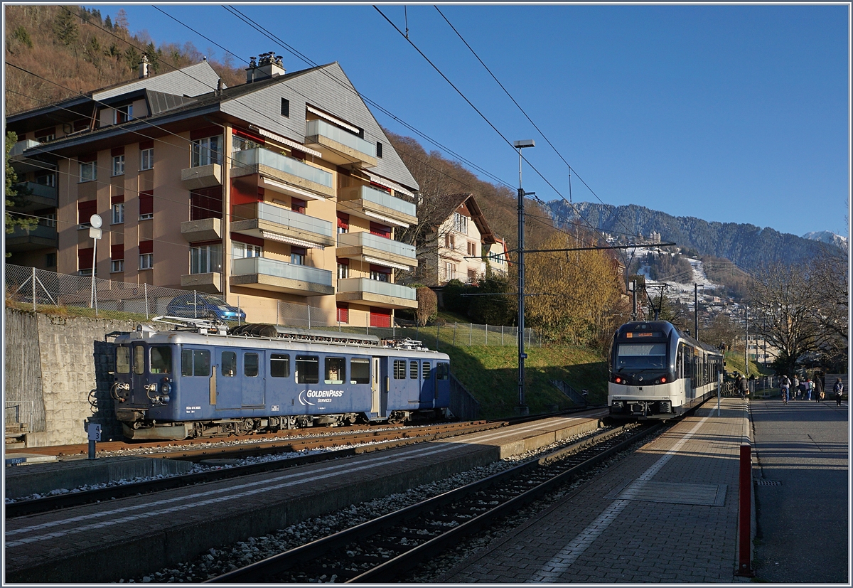 Während der CEV MVR ABeh 2/6 7504 als Regionalzug nach Les Avants den Bahnhof von Chernex verlässt, wartet der MOB BDe 4/4 3005 auf einen nächsten Einsatz. 

6. Februar 2020