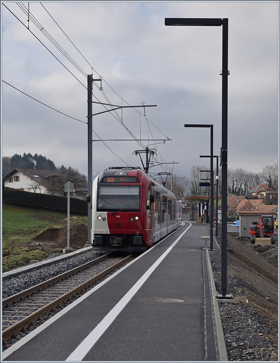 Während des Baubedingen Streckenunterbruches zur Umgestaltung des Bahnhofs von Châtel-St-Denis wurde auch die Strecke Châtel St-Dennis - Palézieux grundlegend erneuert und wie hier bei Remaufens zu sehen etwas begradigt. 

Das Bild zeigt den TPF SURF Be 2/4 - B - ABe 2/4 102 auf der Fahrt von Palézieux nach Bulle beim Halt in Remaufens.

28. Dez. 2019