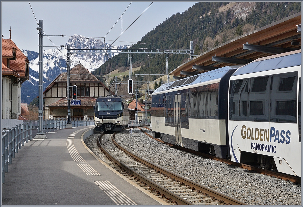 Während des Baubedingten Streckenunterbruchs Montbovon - Château d'Oex musste die nicht verpendelten Züge umfahren werden.
Das Bild zeigt die MOB Ge 4/4 8001 bei einem solchen Manöver.
2. April 2018
