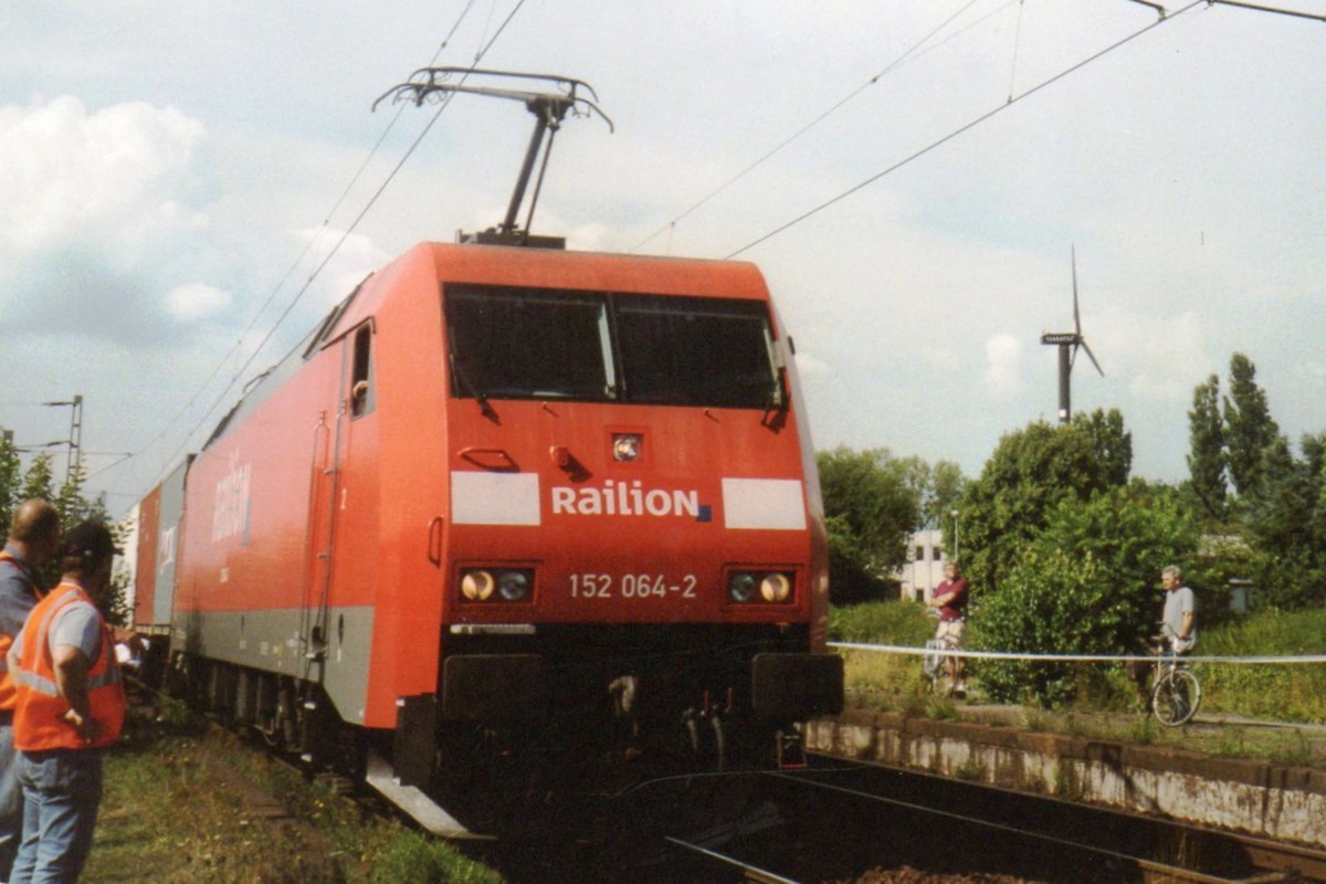 W�hrend ein Bahnhofsfest in Kaldenkirchen am 12 Augustus 2006 lasst 152 064 sich sehen.