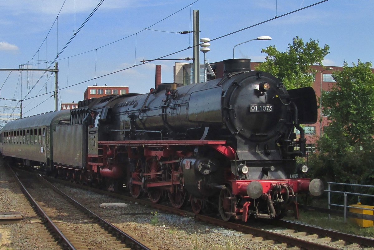 Während ein Bahnhofsfest treft 01 1075 in Breda (in die Niederlande, nicht in Italien) ein.