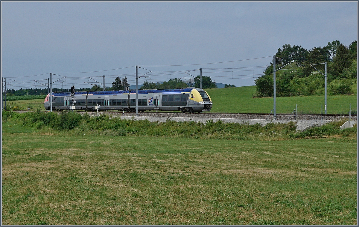 Während ein paar hundert Meter von hier TGV Züge geradewegs durchs Land sausen, bummelt der Z 27736/735 gemütlich als TER 895059 von Belfort nach Meroux. Das Bild entstand bei der Einfahrt in den Bahnhof von Meroux TGV. 

6. Juli 2019 