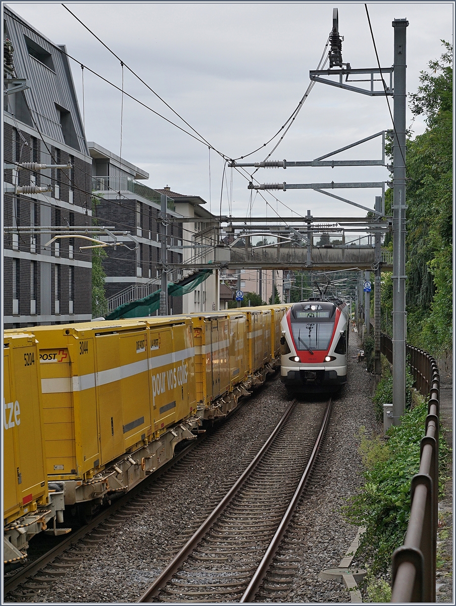 Während ein Postzug in Richtung Lausanne fährt und das Bild mit gelber Farbe schmückt, erreicht ein Flirt auf der Fahrt nach Villeneuve Montreux. 

15. Juni 2020