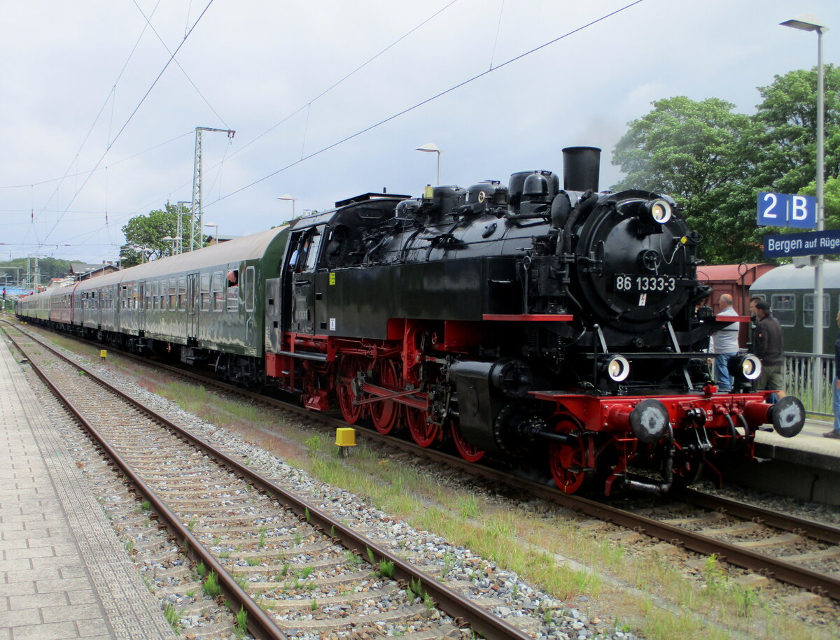 W�hrend die PRESS 242 001,in Bergen/R�gen,am 30.Mai 2026,zur�ck bleiben mu�te,�bernahm die 86 1333 den Sonderzug,aus Zwickau,bis Putbus.