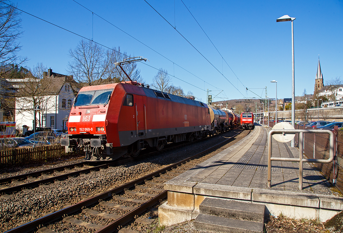 Während rechts die 146 003-9 (91 80 6146 003-9 D-DB) mit dem RE 9 rsx - Rhein-Sieg-Express (Aachen – Köln – Siegen) am 18.03.2022 im Bahnhof Kirchen (Sieg) hält, fährt die 152 060-0 (91 80 6152 060-0 D-DB) der DB Cargo AG mit einem gemischten Güterzug durch den Bahnhof in Richtung Köln.

Die Siemens ES64F (BR 152) wurde 1999 von der Krauss-Maffei AG in München-Allach (heute Siemens Mobility GmbH) unter der Fabriknummer 20187 gebaut, die Elektrik wurde von DUEWAG unter der Fabriknummer 91945 geliefert.