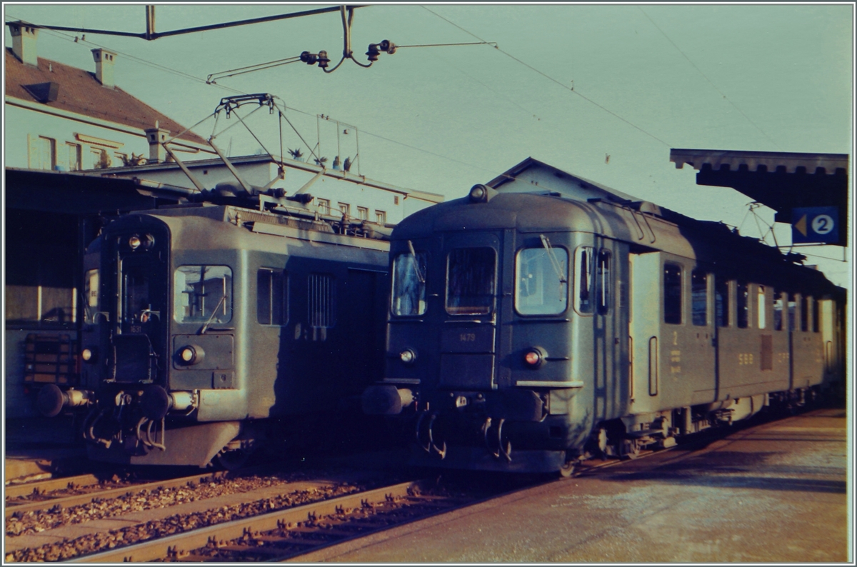 Während der  SBB RBe 4/4 1479 die Hauptstrecke Olten - Luzern im Regionalzugdienst bedient, wartet auf Gleis 1 in Zofingen der SBB BDe 4/4 1631 mit seine Regionalzug auf die Abfahrt über die Nebenbahnstrecke via Sur nach Aarau.

Heute hat sich die Bahnlandschaft geändert, bzw verändert sich weiterhin: Die Normalspurstrecke Suhr-Aarau wurde der schmalspurigen WSB AAR (Eigentrassierung) überlassen und ab dem Fahrplanwechsel in einem Jahr soll es wieder direkte Züge Zofingen - Aarau gebe. dann jedoch via Olten.

3. März 1985