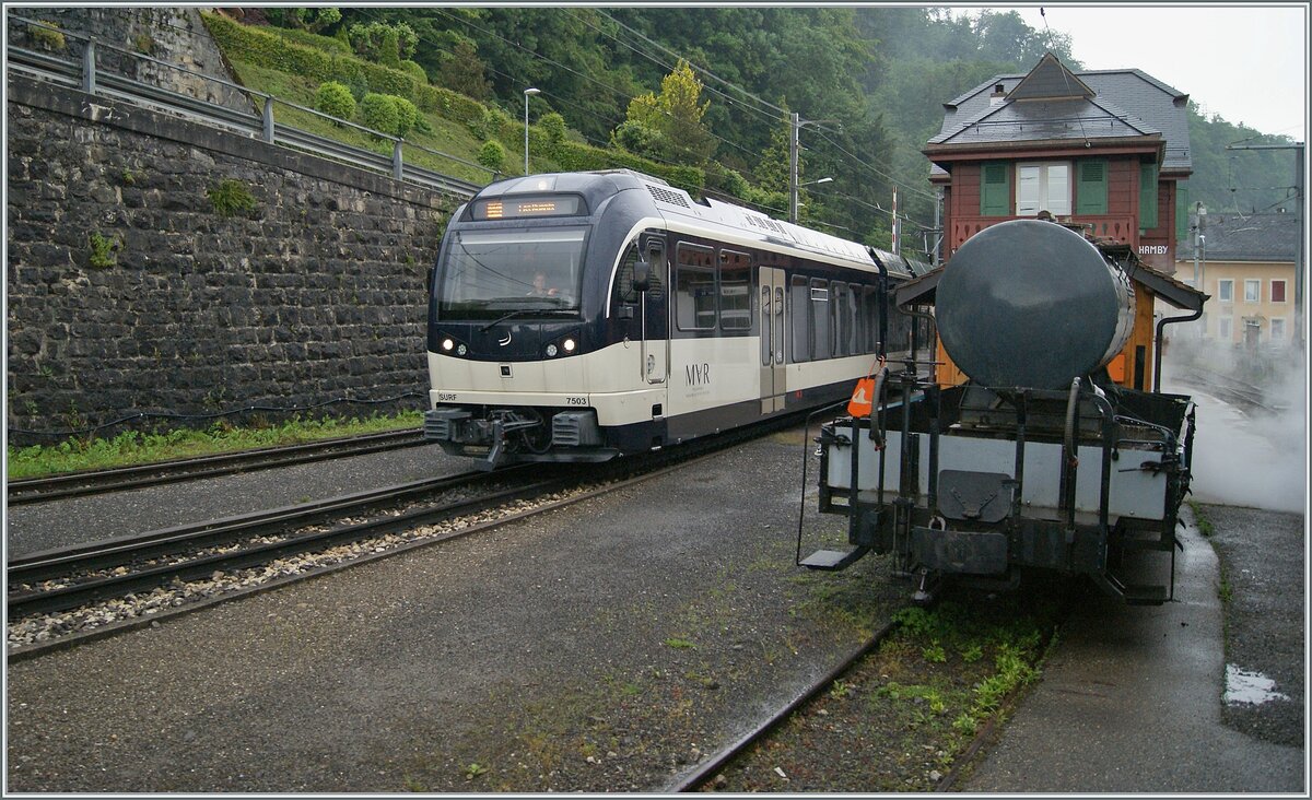 Während die SEG G 2x 2/2 105 der Blonay Chamby Bahn unseren Zug nach Chaulin schiebt, verlässt auf dem Gleis der MOB der CEV MVR ABeh 2/6 7503  Blonay Chamby  den Bahnhof
von Chamby als R34 in Richtung Les Avants.


9. Juli 2024