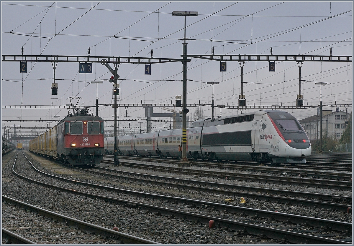 Während der TGV 4415 Lyria  im Rangierbahnhof von Biel auf seine nächsten Einsatz wartet, fährt eine SBB RE 4/4 II mit eienem Güterzug aus.

5. April 2019