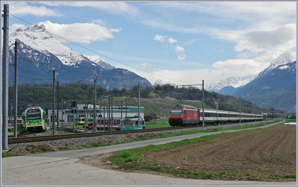 Während der TPC Beh 2/6 542 in Kürze Aigle erreicht, hat die SBB Re 460 mit ihrem IR den Ort vor wenigen Minuten verlassen und strebt nun dem Wallis zu.
12. April 2018