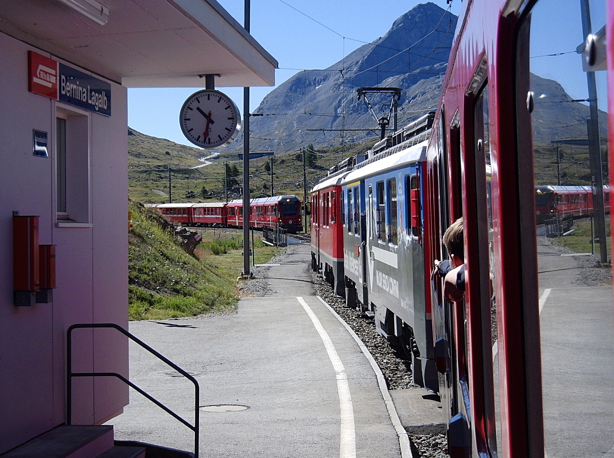 Wäre die Motivauswahl wenige Sekunden früher fertig gewesen, die Zugfront des in die Station Bernina-Lagalb einfahrenden R 1636 wäre vollständig in der Scheibe des wartenden, von St. Moritz nach Tirano fahrenden R 1621 sichtbar gewesen (18.08.2012).