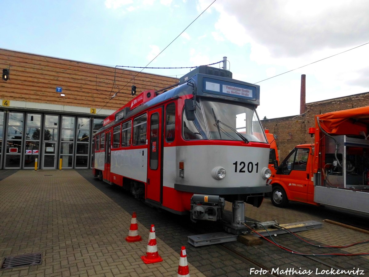 Wagen 1201 der HAVAG aufgebockt als Pr�sentation auf dem Betriebshof Freiimfelder Stra�e in Halle am 18.6.16